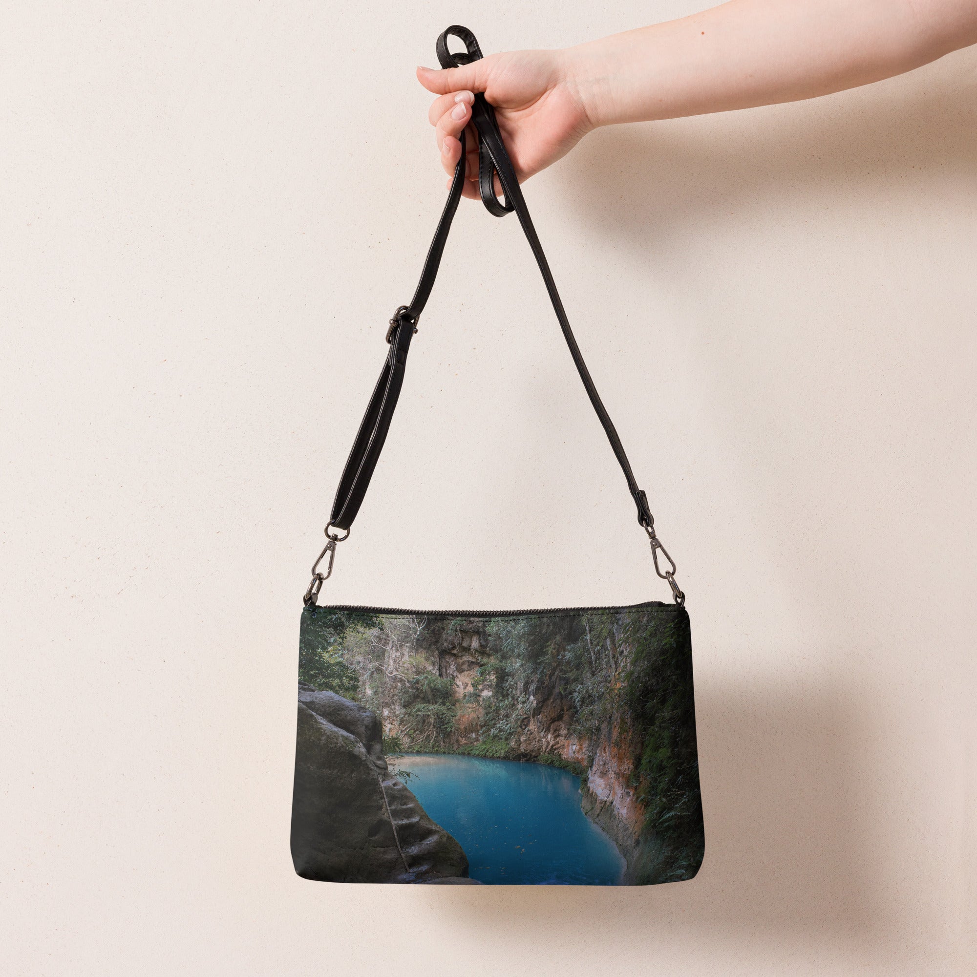 crossbody-crossbodybag-bassin bleu-bag-théo gallery expo-théo photography haiti